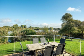 Lakeside family friendly property CW99